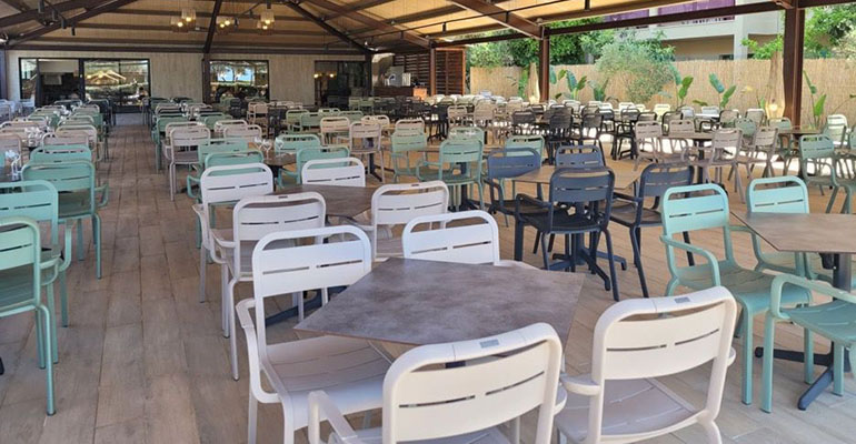 Proyecto hostelero con sillas y mesas abatibles de la colección Cannes en Ohtels Mazagón (Huelva)