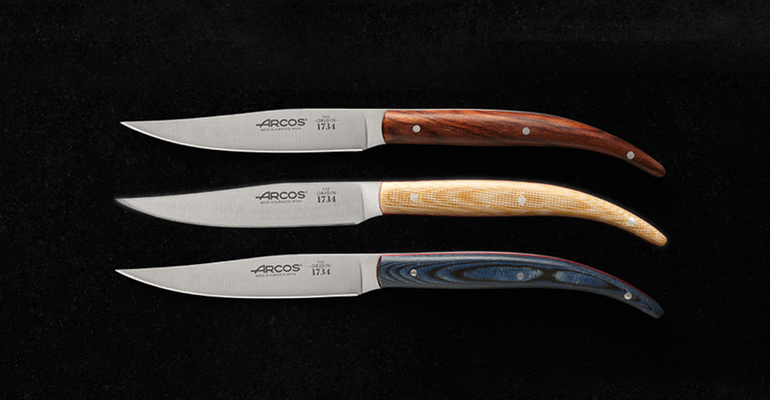 Cuchillos chuleteros con diseño que recuerda a las navajas