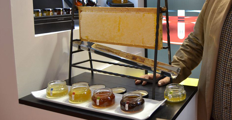 artMuria crea un dispensador de miel para establecimientos hosteleros -  InfoHoreca