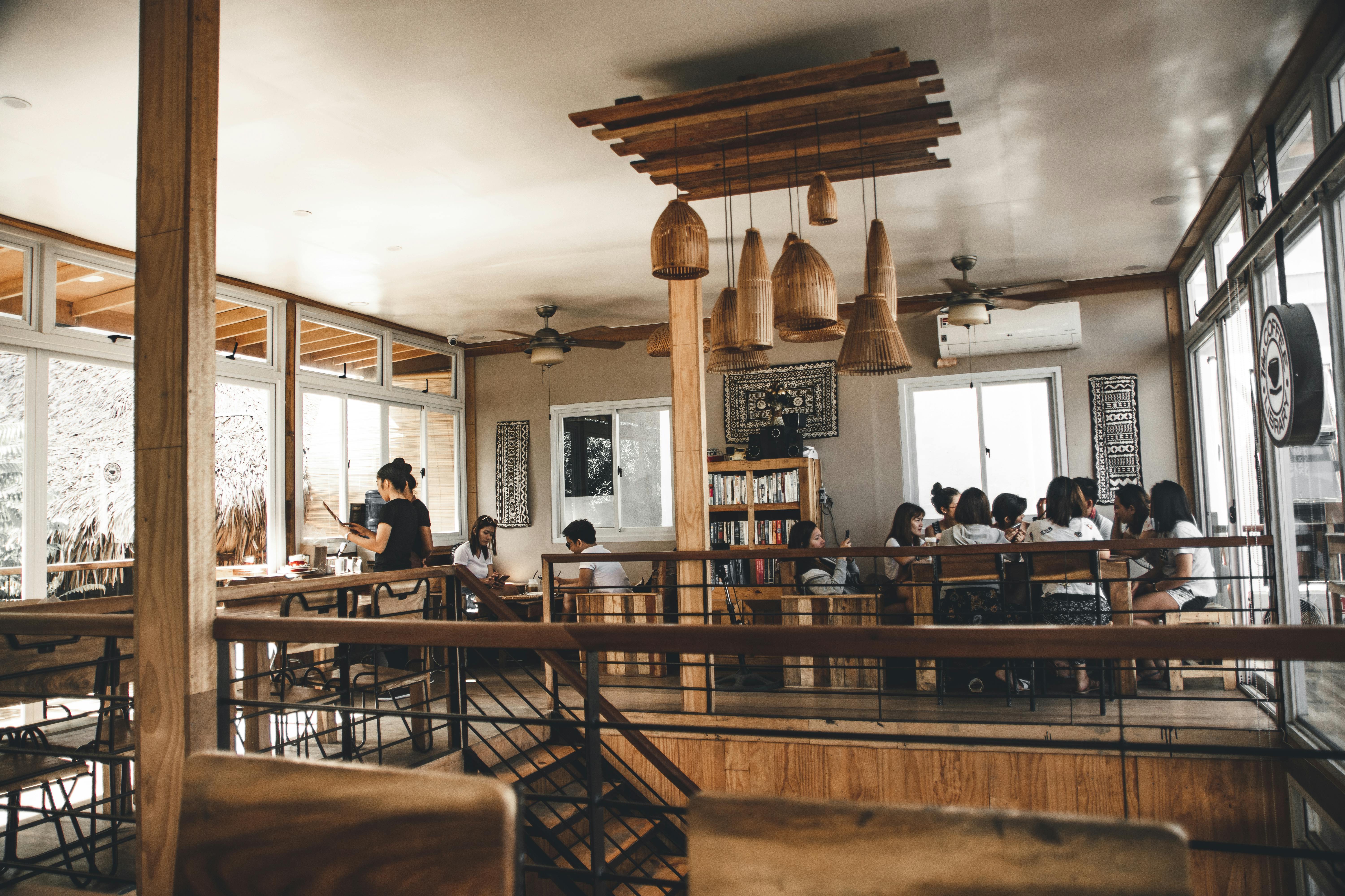 Cómo las ventanas de aluminio mejoran la experiencia y rentabilidad en los restaurantes